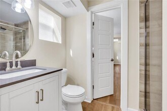 998 Mayson Turner Rd NW in Atlanta, GA - Foto de edificio - Building Photo