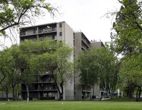 Greenfair Towers & Garden in Sacramento, CA - Foto de edificio - Building Photo