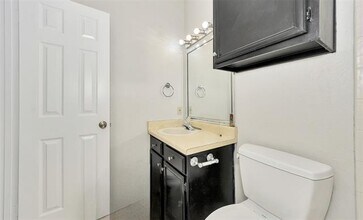 2101 Count Fleet Dr in Arlington, TX - Building Photo - Building Photo