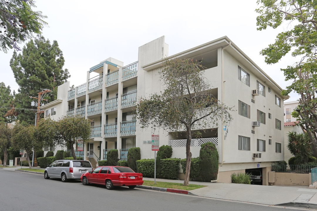 174 N Almont Dr in Beverly Hills, CA - Building Photo