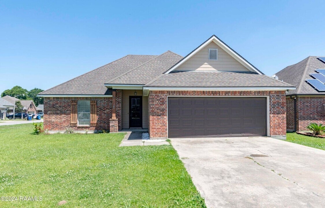 101 Tall Oaks Ln in Youngsville, LA - Building Photo