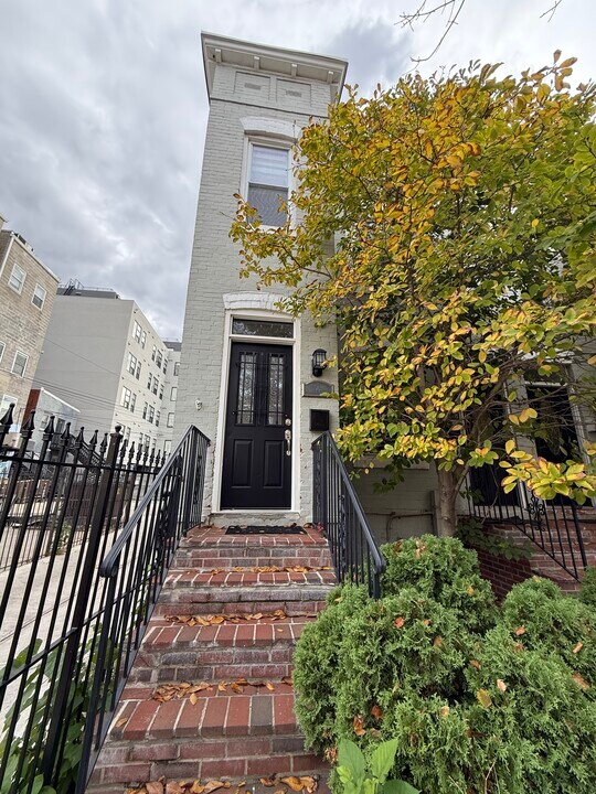 14 O St NW, Unit A in Washington, DC - Building Photo