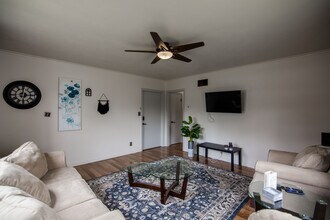 215 E Arikara Ave, Unit 1 in Bismarck, ND - Building Photo - Building Photo