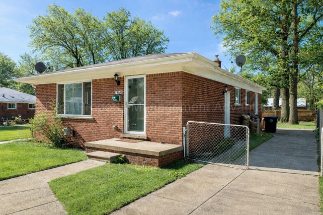 24031 Meadowlark St in Oak Park, MI - Building Photo - Building Photo