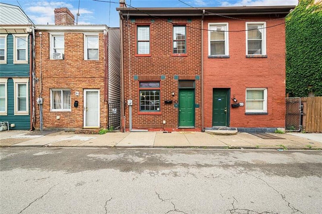 63 S 14th St in Pittsburgh, PA - Foto de edificio