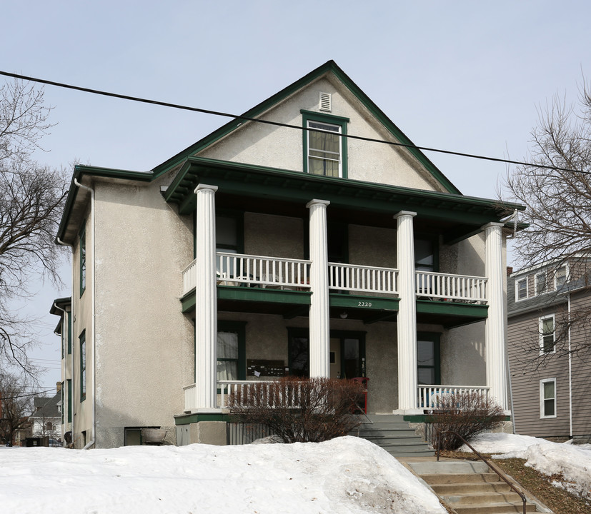 2220 Emerson Ave S in Minneapolis, MN - Foto de edificio