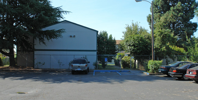 Fischer Court II in Salem, OR - Foto de edificio - Building Photo