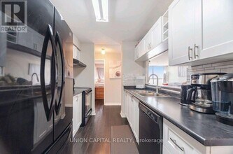 25 Trailwood Dr in Mississauga, ON - Building Photo - Building Photo