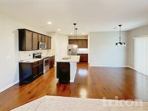 1637 Robindale Dr in Nashville, TN - Foto de edificio - Building Photo