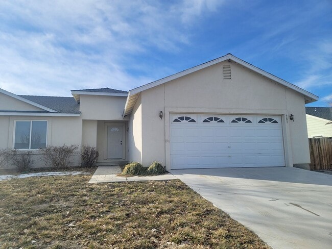 981 Julia Ln in Fernley, NV - Building Photo - Building Photo