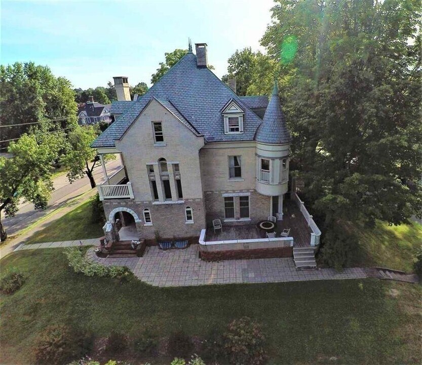 113 School St in Concord, NH - Foto de edificio