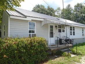 100 Spring Ave in Spring Lake, NC - Foto de edificio - Building Photo