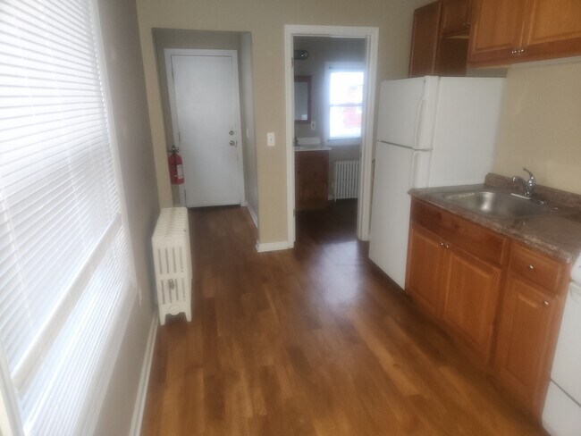 96 Broughton Ave, Unit 1 in Bloomfield, NJ - Building Photo - Building Photo