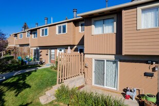 4940 39 Av SW in Calgary, AB - Building Photo