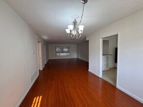 1065 S Holt Ave in Los Angeles, CA - Building Photo - Building Photo