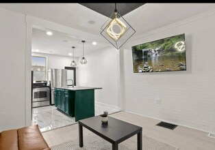 2002 E Preston St in Baltimore, MD - Foto de edificio - Building Photo