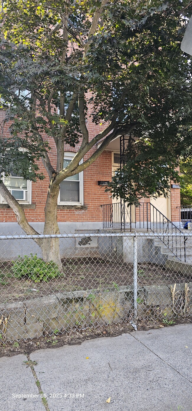 119 Glen St, Unit First Floor in New Britain, CT - Foto de edificio - Building Photo