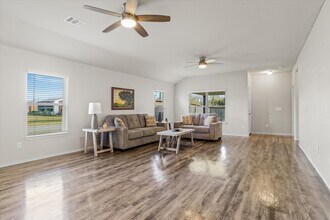 627-627 E Fairway Lake Dr in Alvin, TX - Building Photo - Building Photo