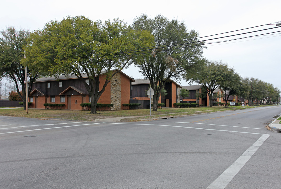 Calais Plaza in Irving, TX - Building Photo