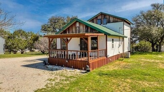 504 Doe Ln in Graham, TX - Building Photo