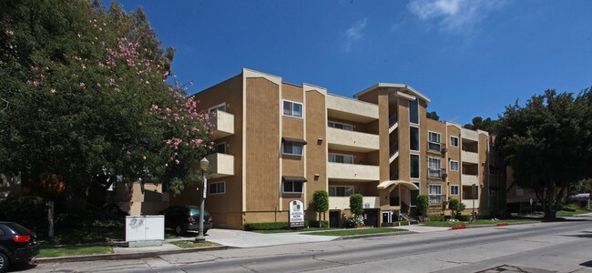 Westwood Apartments in Los Angeles, CA - Foto de edificio - Building Photo
