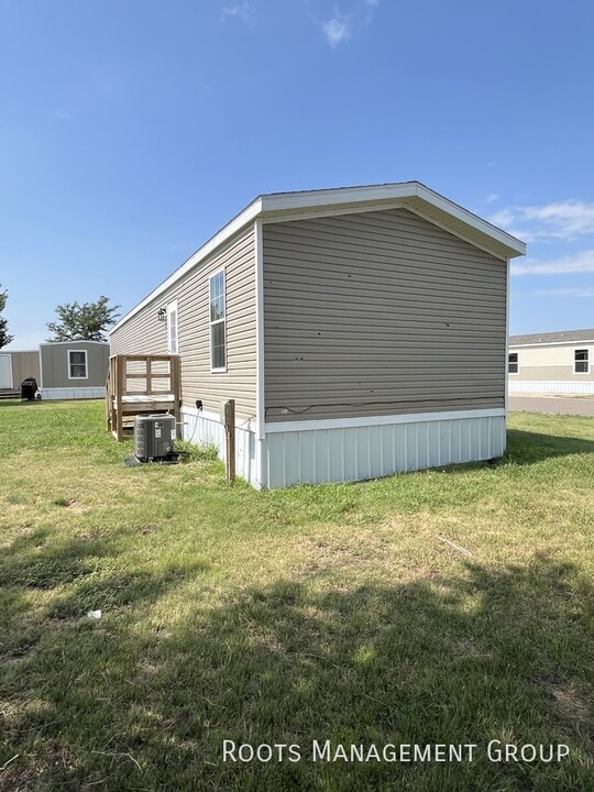 108 Darcie Dr in Hays, KS - Building Photo