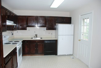 9545 Tudor Oaks Dr in Manassas, VA - Building Photo - Building Photo