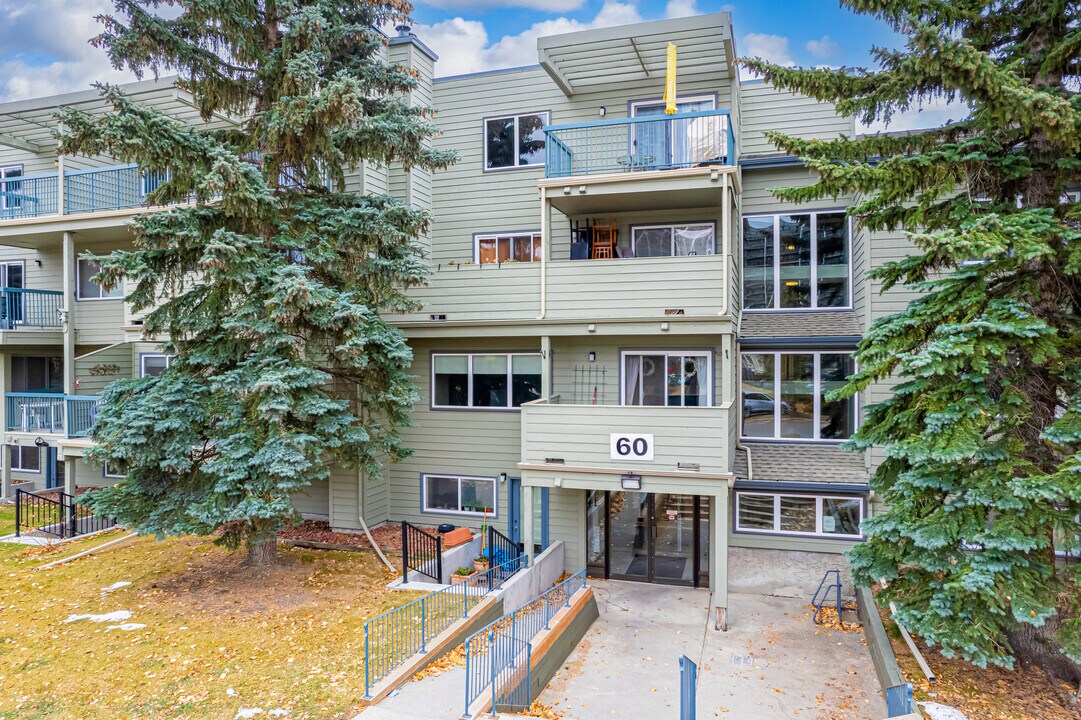 60-90 Glamis Dr SW in Calgary, AB - Building Photo