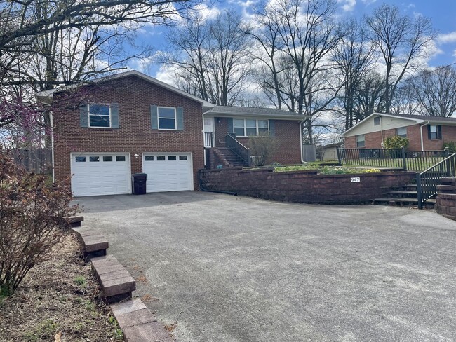 property at 947 N Linden Dr
