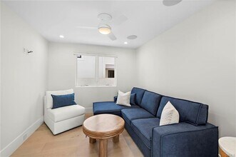 509 Carnation Ave in Newport Beach, CA - Building Photo - Building Photo