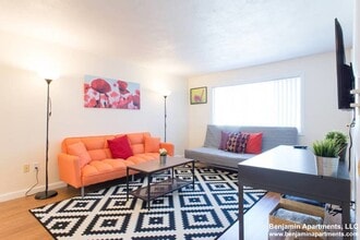 21 Oxford Cir, Unit 1 in Belmont, MA - Building Photo - Building Photo