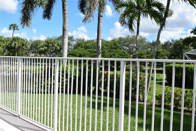 991 Crestview Cir in Weston, FL - Building Photo - Building Photo