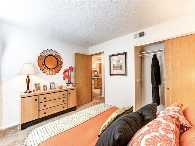 Country Club at Valley View - 55+ Senior Apartments in Las Vegas, NV - Foto de edificio - Building Photo