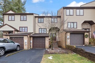 33 Stockton Ct in Morris Plains, NJ - Building Photo