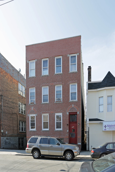 712 E 216th in Bronx, NY - Building Photo