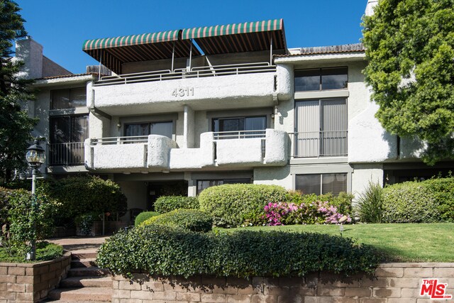 4311 Colfax Ave-Unit -215 in Los Angeles, CA - Building Photo - Building Photo