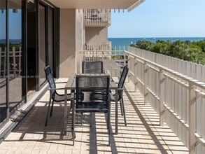 1 Grove Isle Dr, Unit A310 in Miami, FL - Foto de edificio - Building Photo