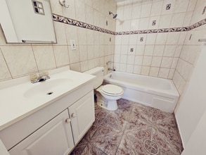 575 S Royal Crest Cir in Las Vegas, NV - Building Photo - Building Photo