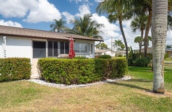 2805 Crosley Dr E in West Palm Beach, FL - Building Photo - Building Photo