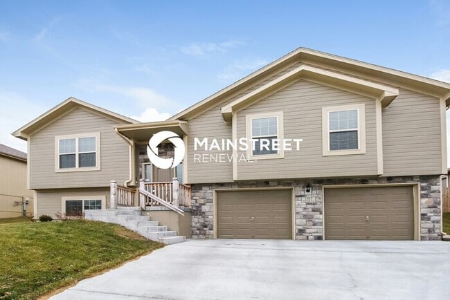property at 1305 NW Hilltop Ln