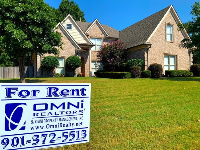 property at 9168 Huntington Oak Dr