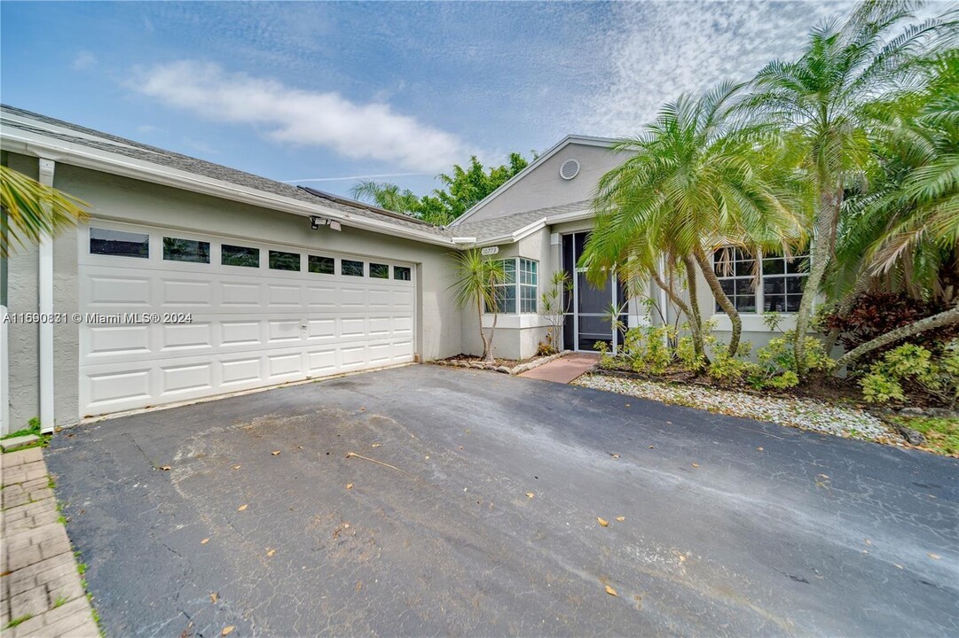 10773 Lago Welleby Dr in Sunrise, FL - Foto de edificio