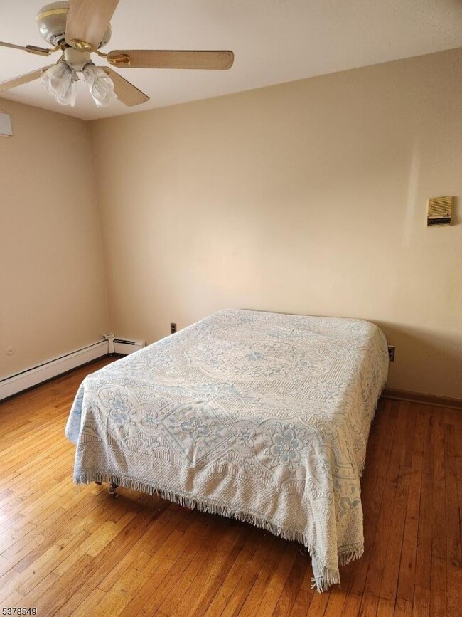 17 Maple St in Bloomfield, NJ - Building Photo - Building Photo