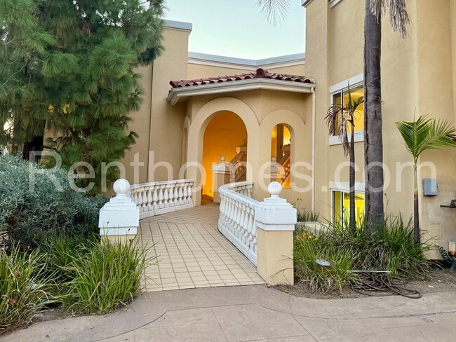 4204 Explorer Ct in La Mesa, CA - Building Photo - Building Photo