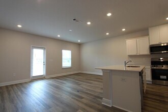 323 Callie Dr in Crestview, FL - Foto de edificio - Building Photo