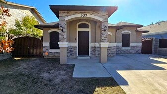 307 Santander Dr in Laredo, TX - Building Photo