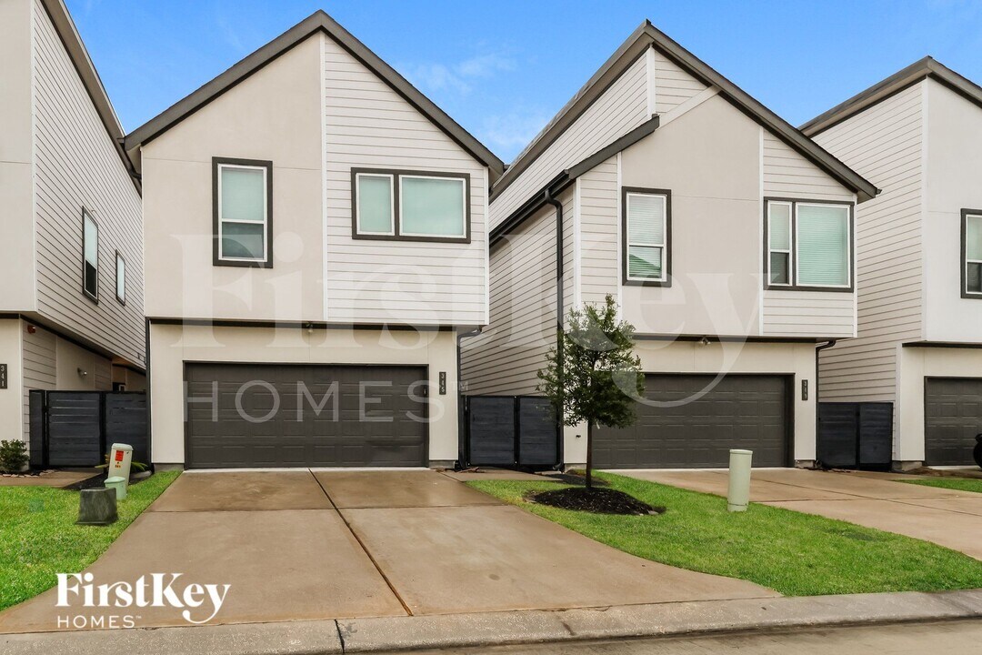 345 N Centro Cir in Shenandoah, TX - Building Photo