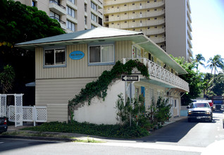 421 Lewers St in Honolulu, HI - Building Photo - Building Photo