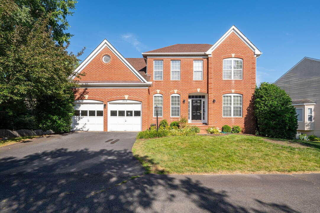 2410 Dakota Lakes Dr in Herndon, VA - Building Photo