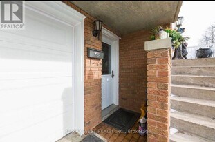 4 Dantek Ct in Brampton, ON - Building Photo